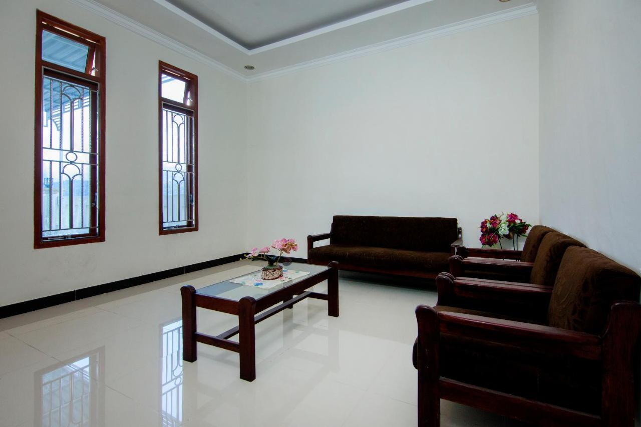 Oyo 2220 Pink'S Guest House Tarutung Buitenkant foto