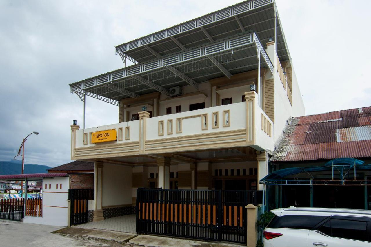 Oyo 2220 Pink'S Guest House Tarutung Buitenkant foto